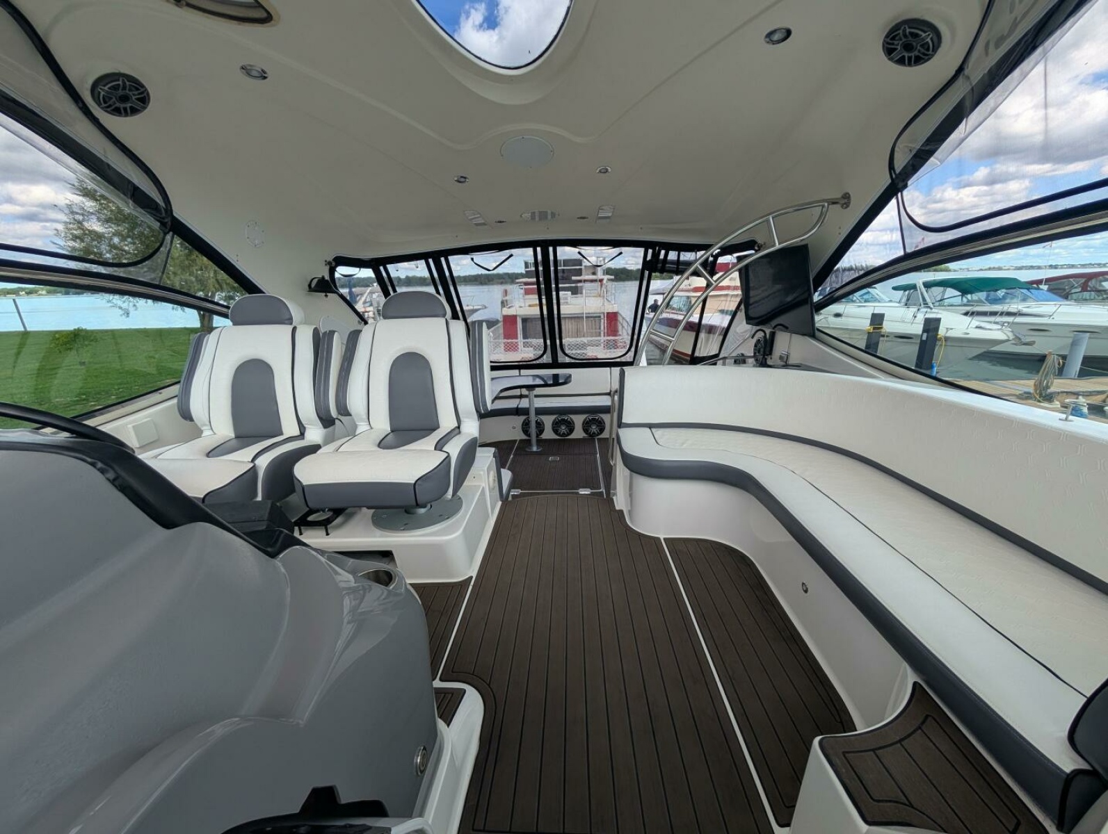 2007 Cruisers Yachts 520 Express 52