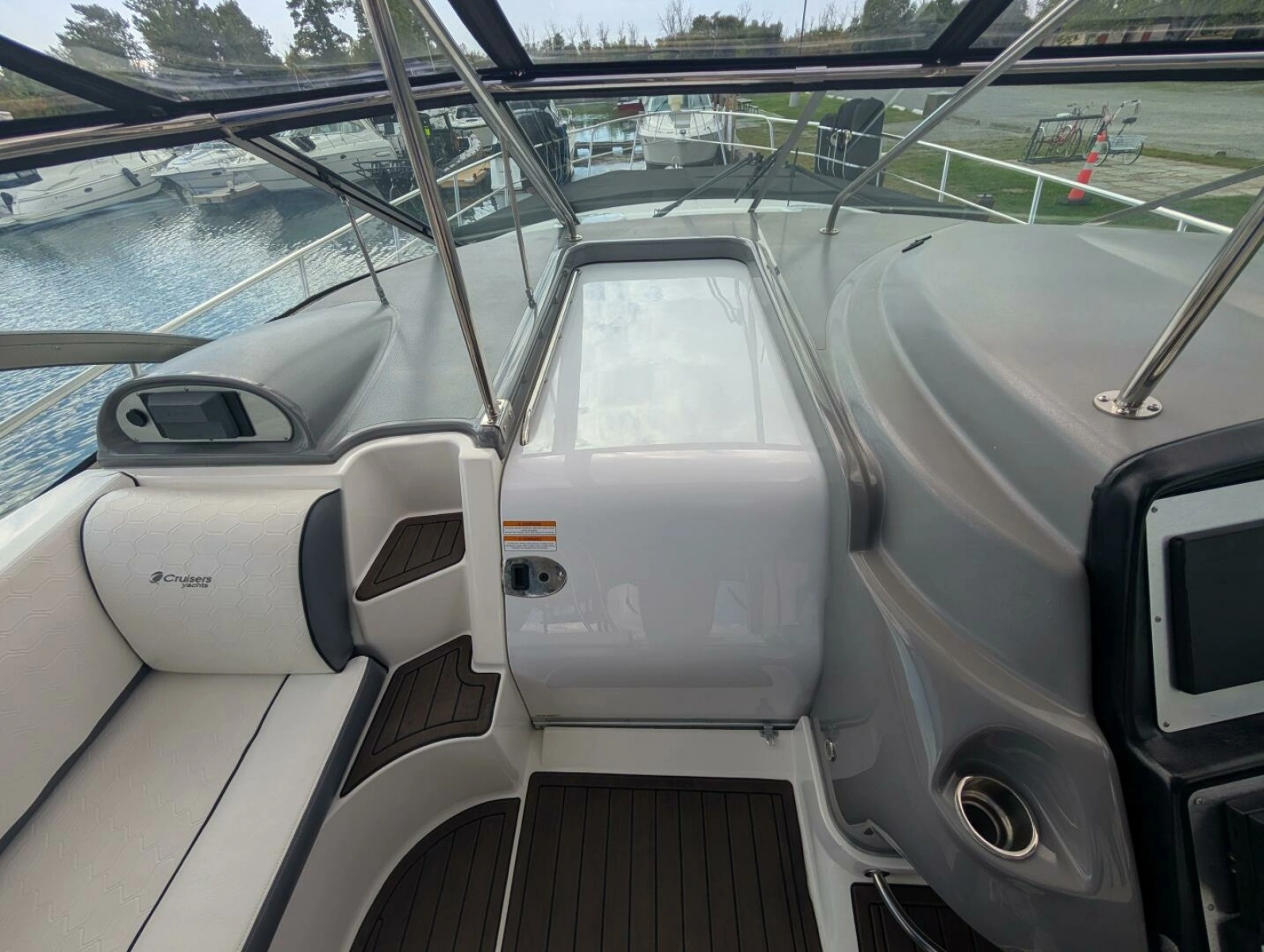2007 Cruisers Yachts 520 Express 52
