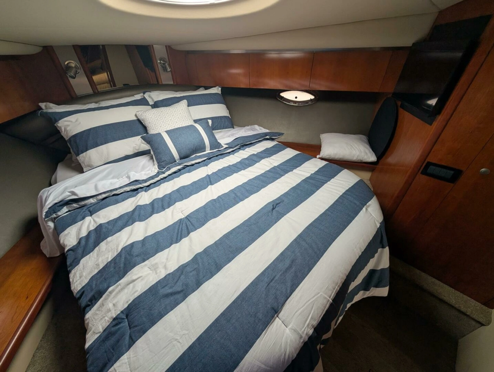 2007 Cruisers Yachts 520 Express 52