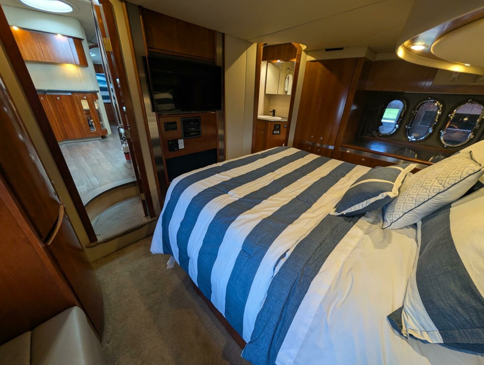 2007 Cruisers Yachts 520 Express 52