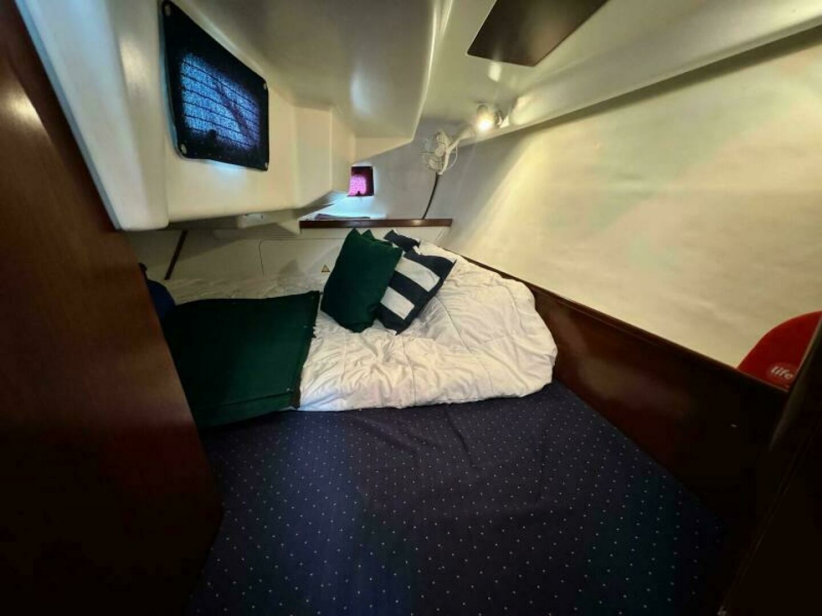 2004 Beneteau 323 32