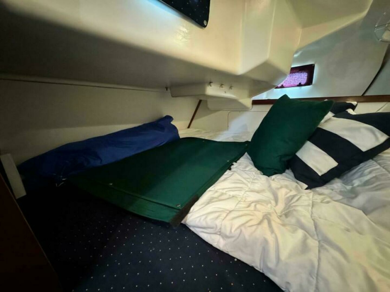 2004 Beneteau 323 32