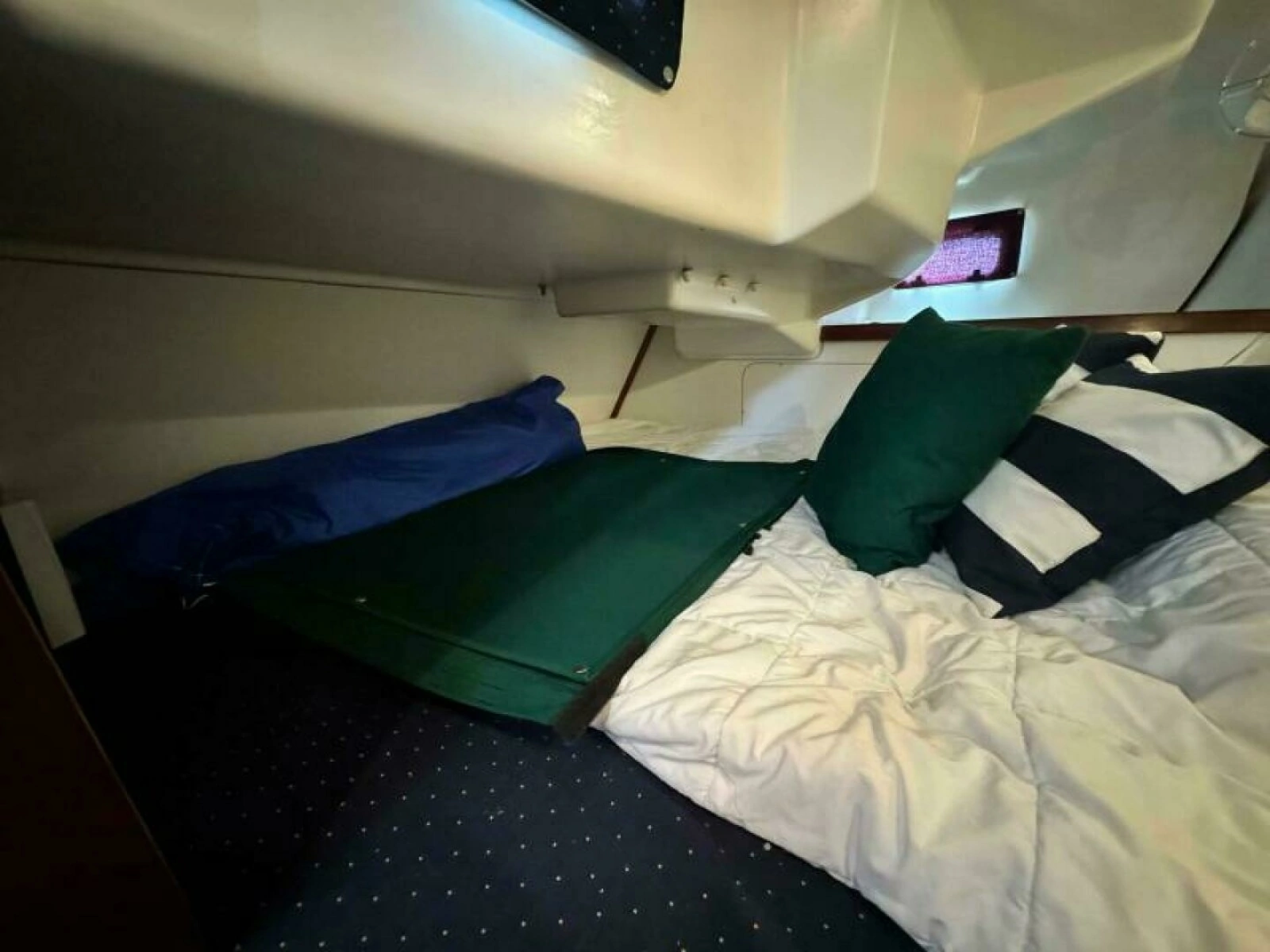 2004 Beneteau 323 32