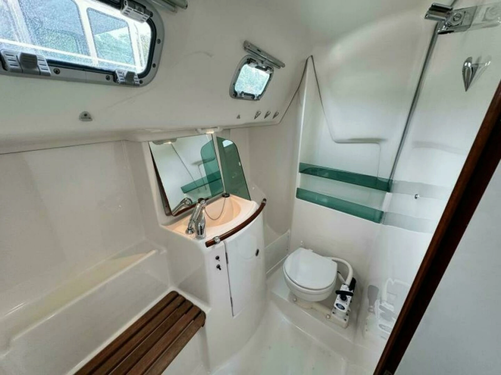 2004 Beneteau 323 32