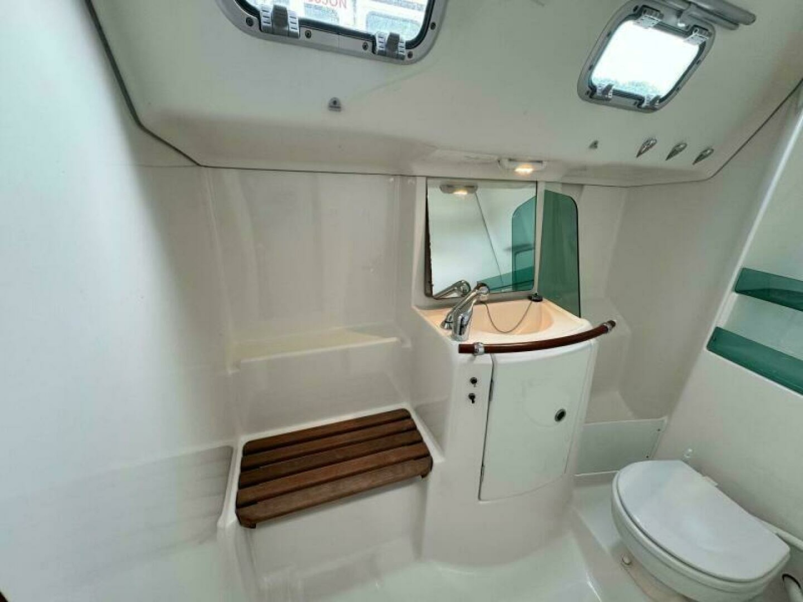 2004 Beneteau 323 32