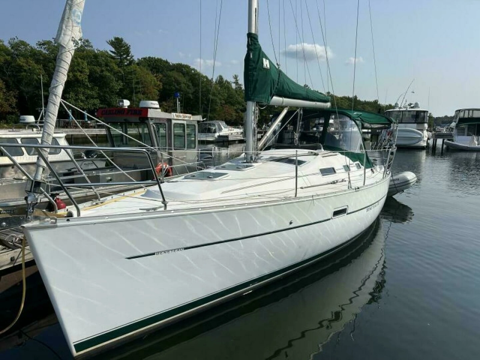 2004 Beneteau 323 32