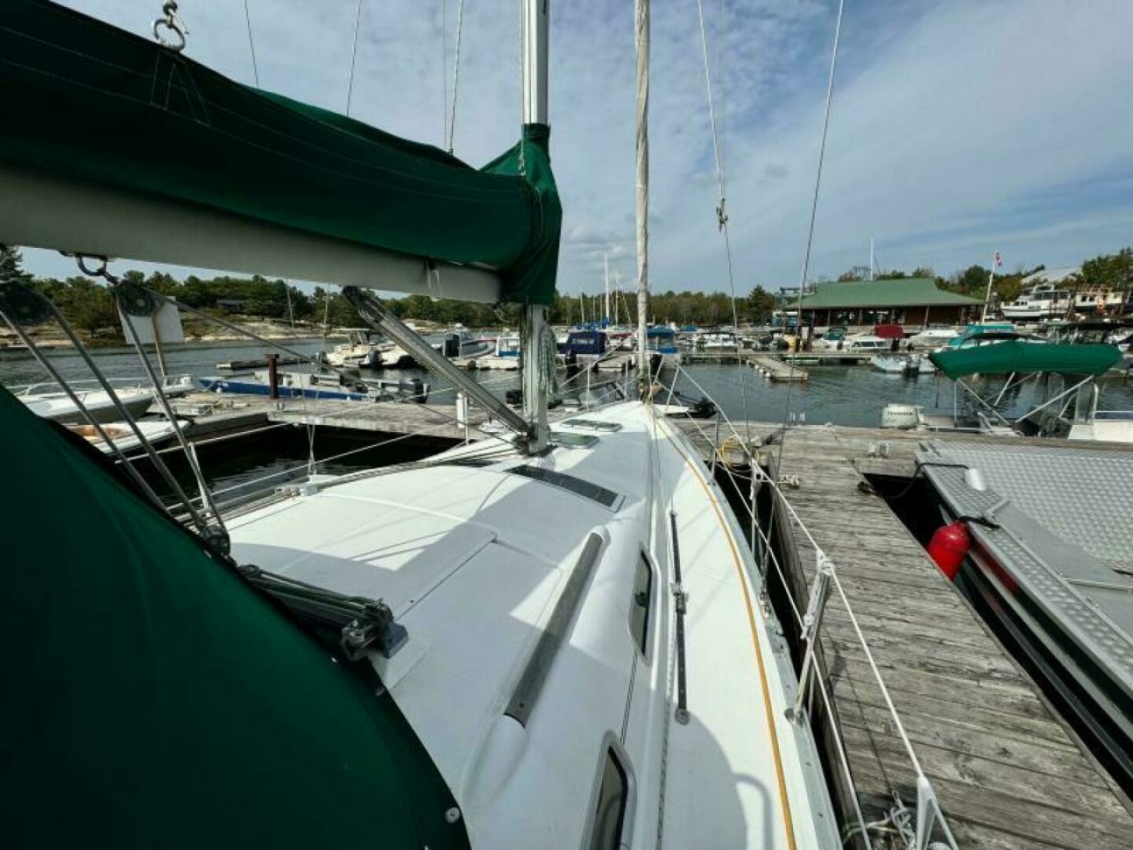 2004 Beneteau 323 32
