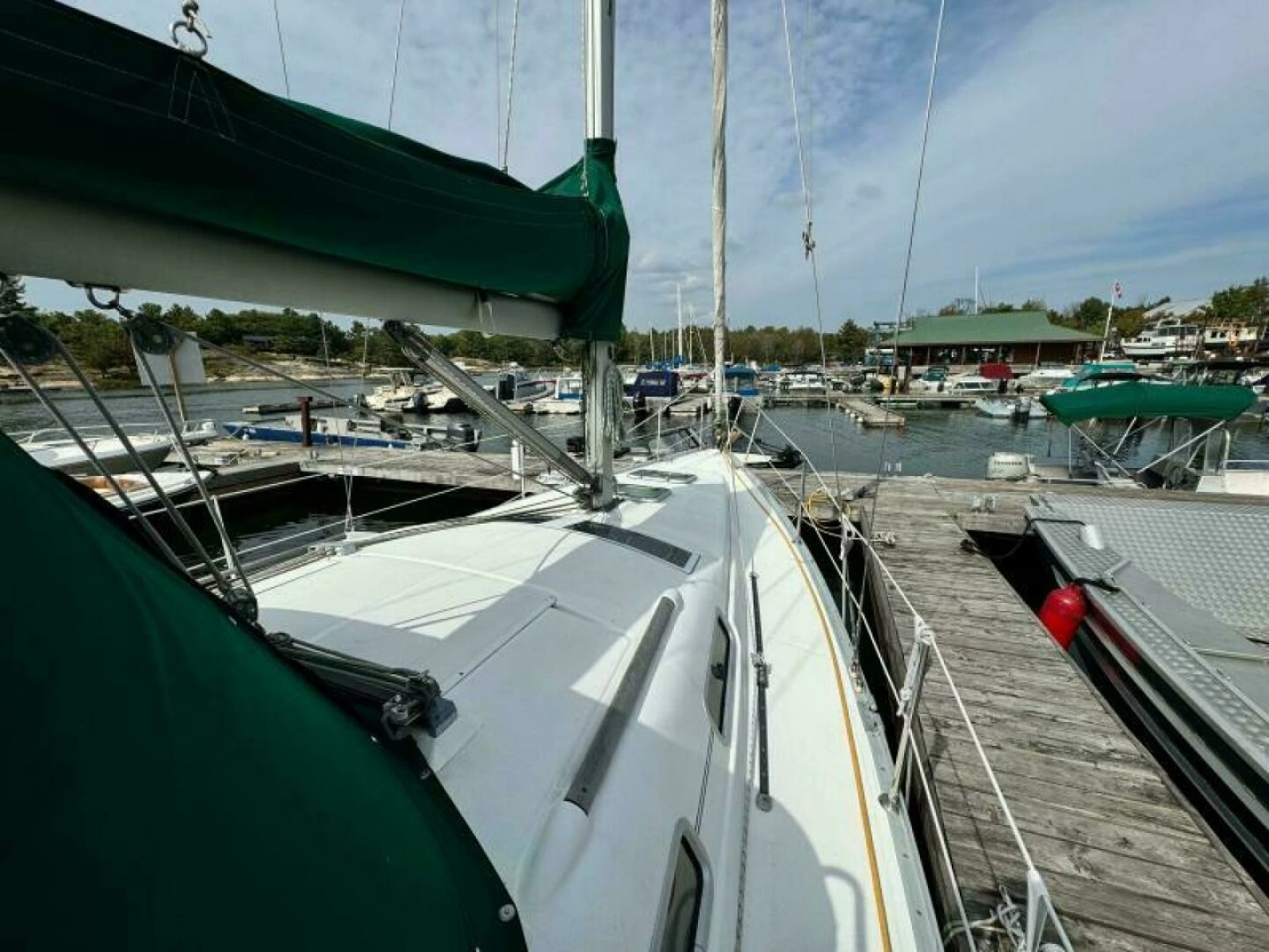 2004 Beneteau 323 32