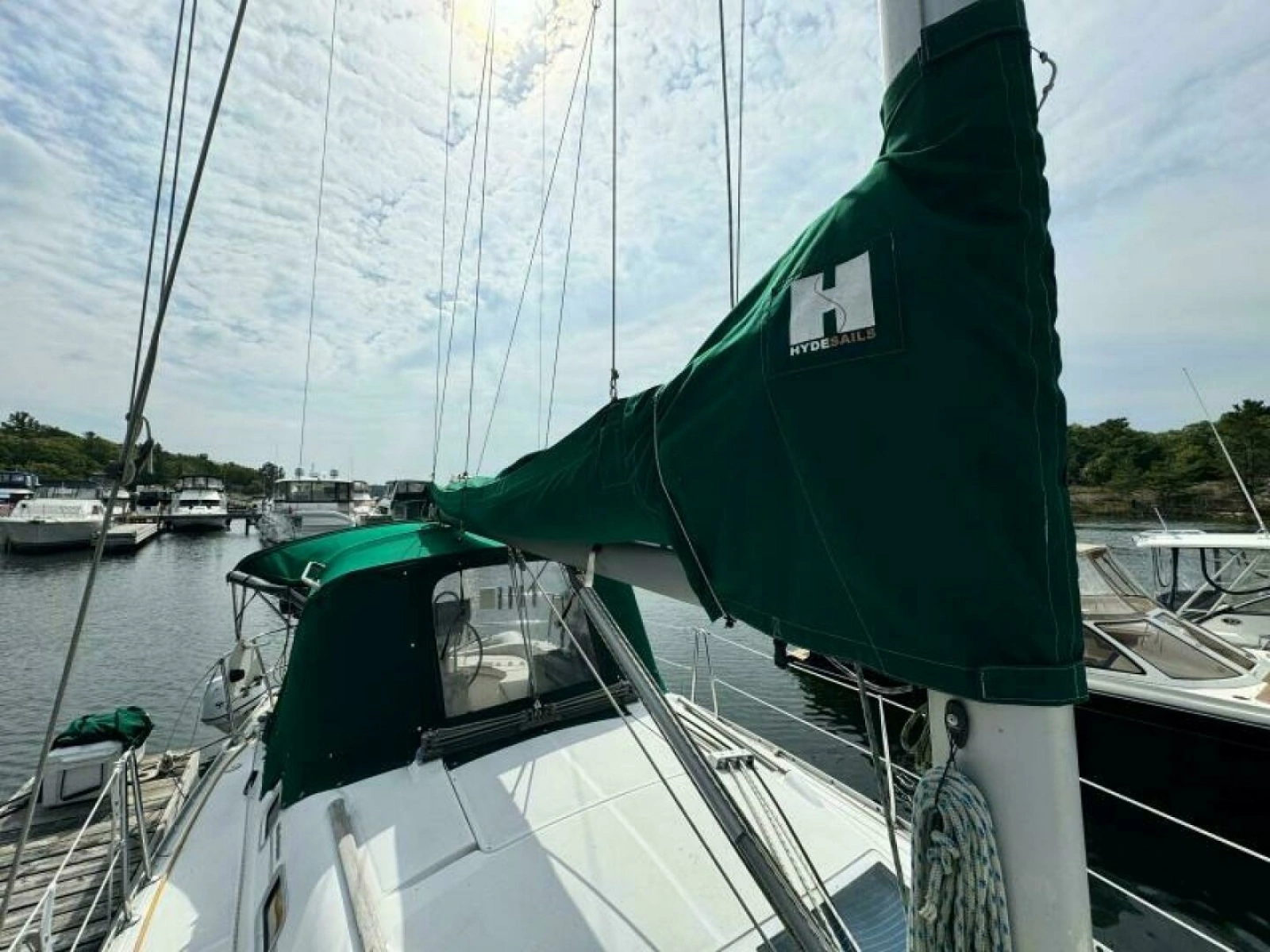 2004 Beneteau 323 32