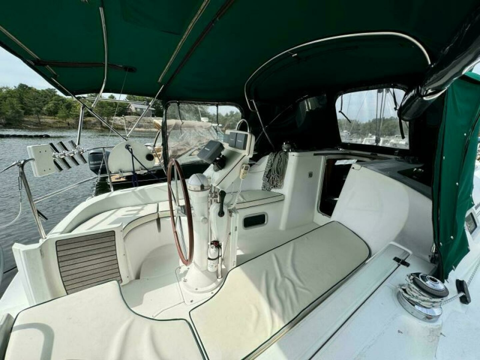 2004 Beneteau 323 32