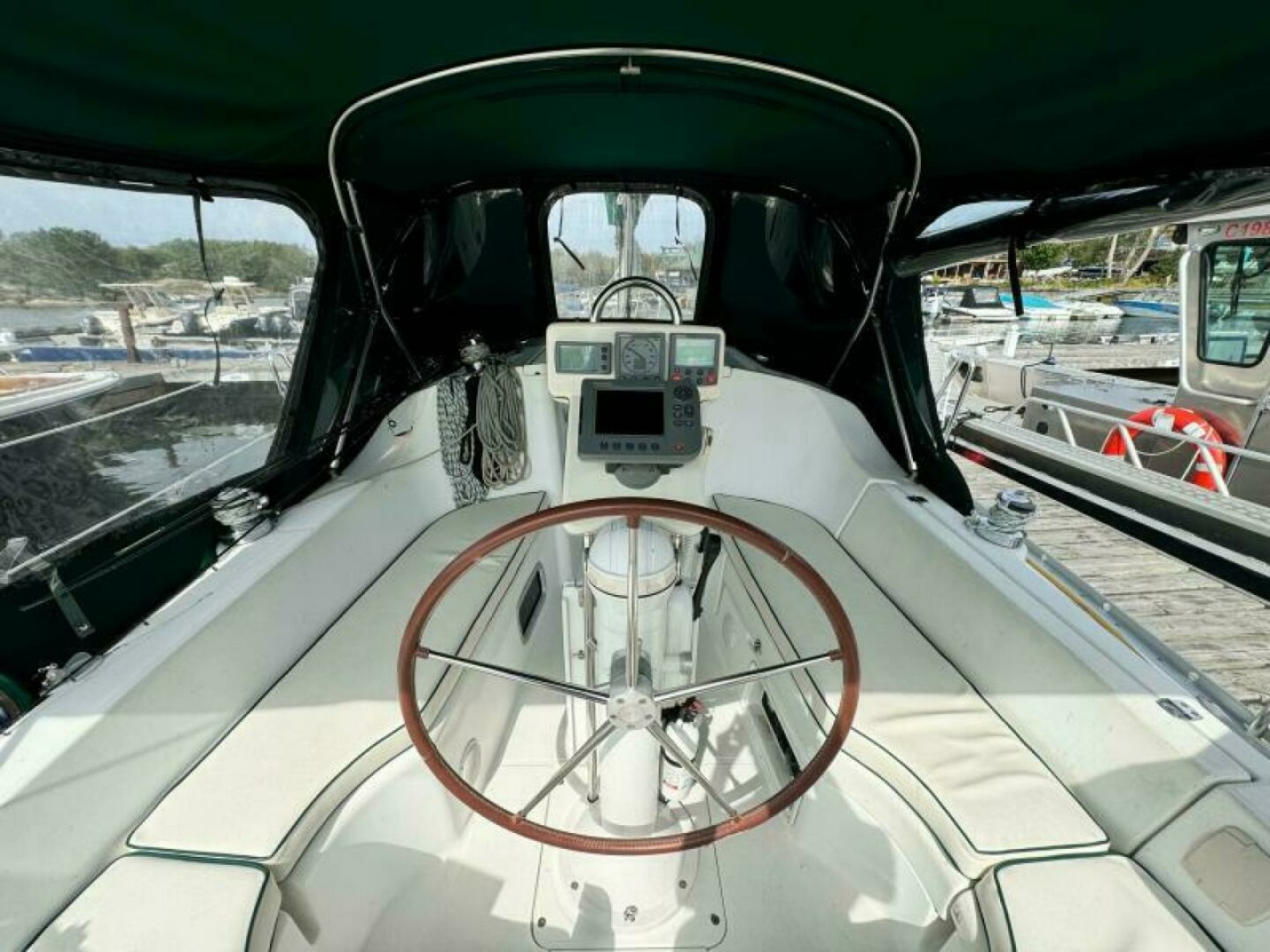 2004 Beneteau 323 32