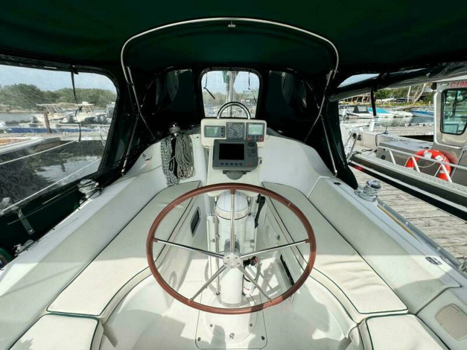 2004 Beneteau 323 32