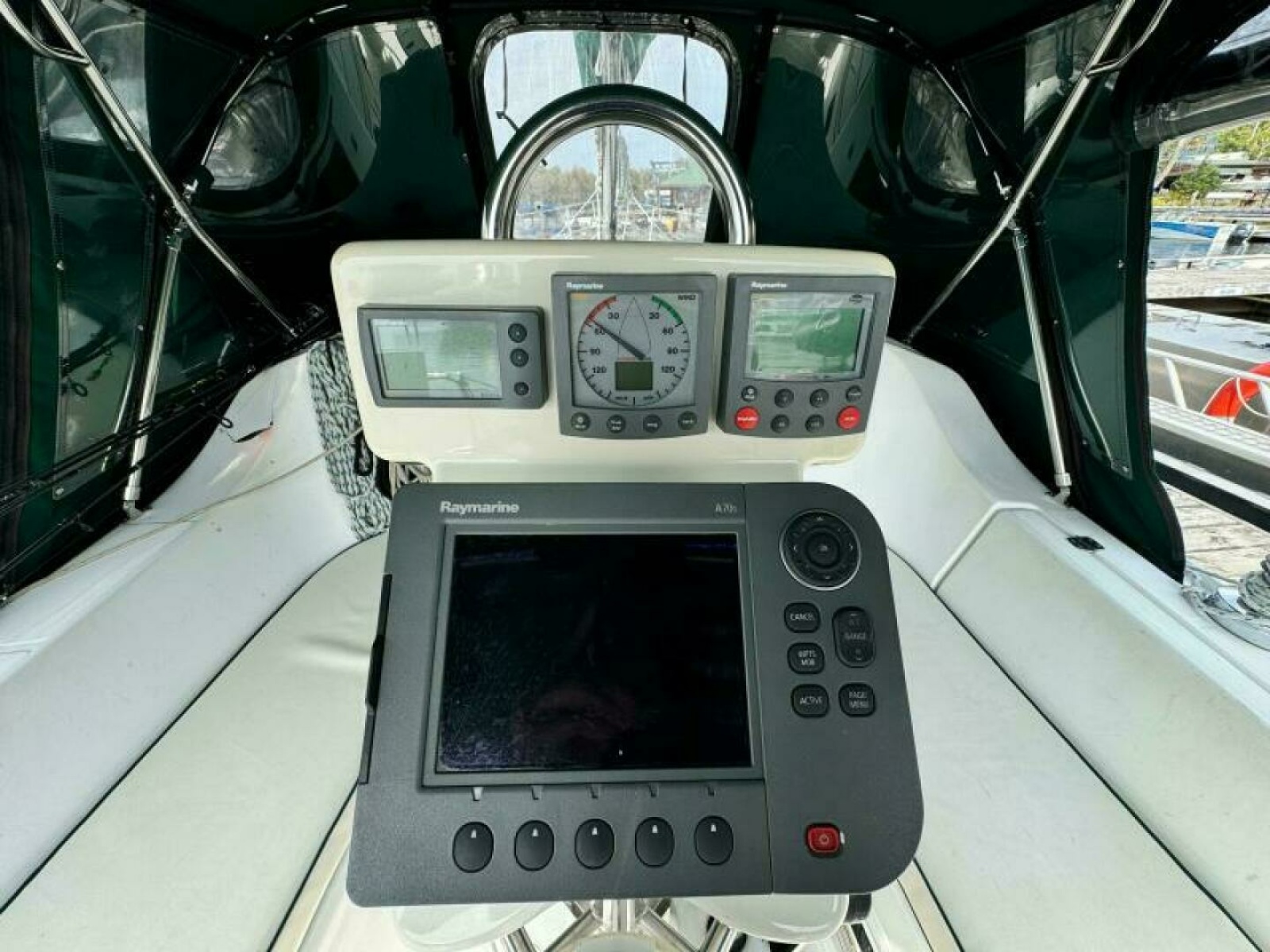 2004 Beneteau 323 32