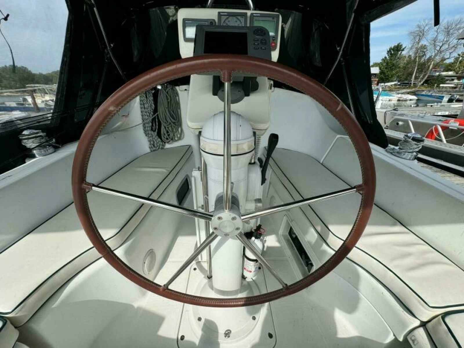 2004 Beneteau 323 32
