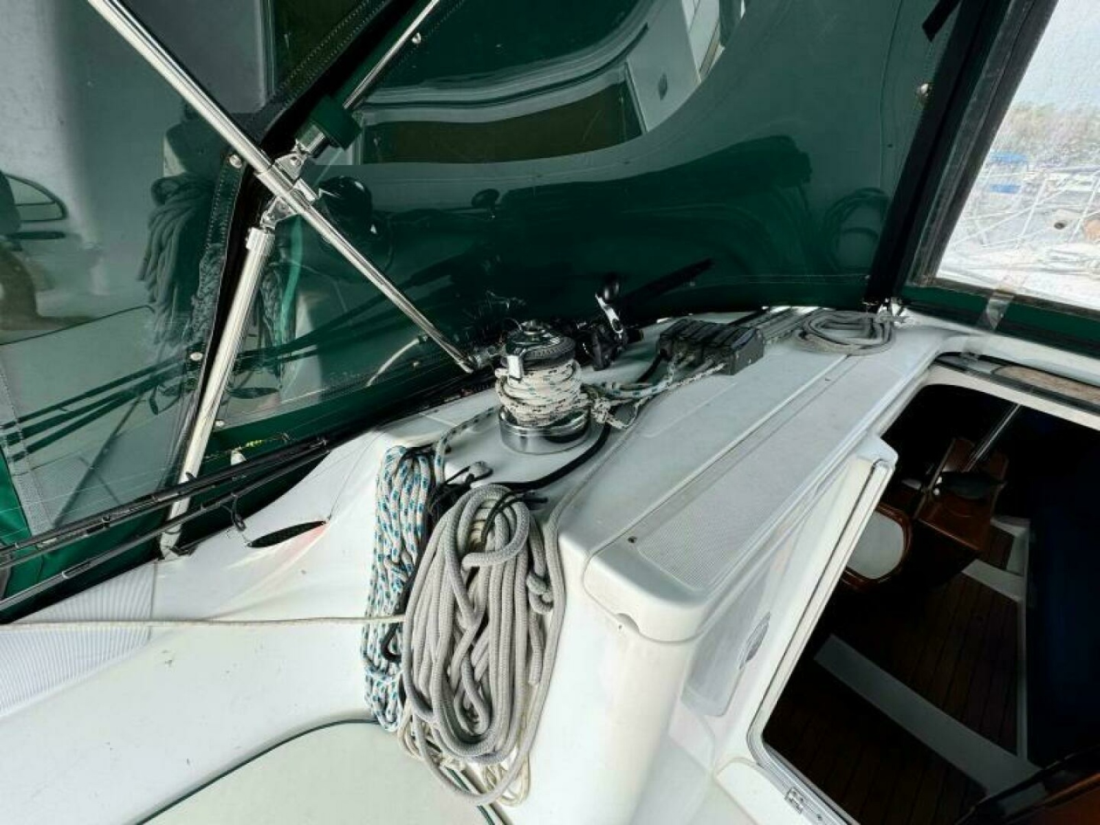 2004 Beneteau 323 32