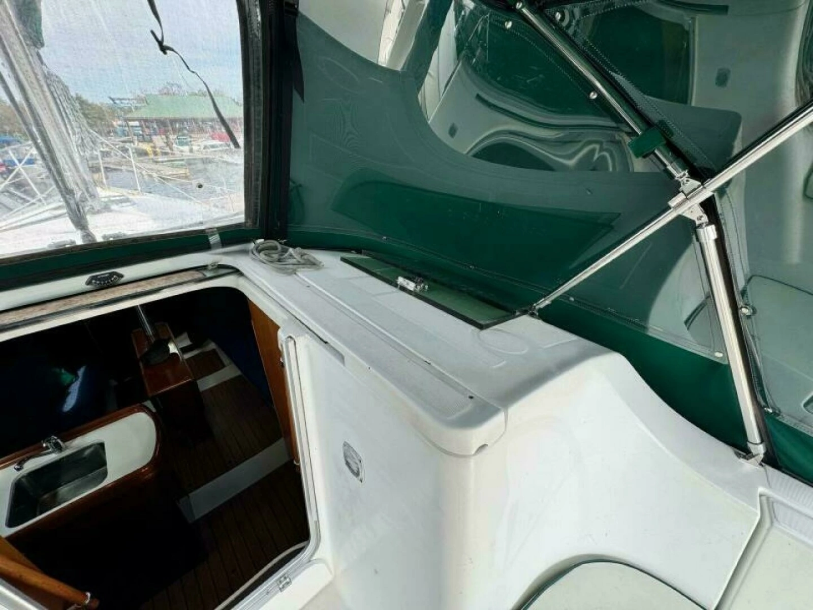2004 Beneteau 323 32