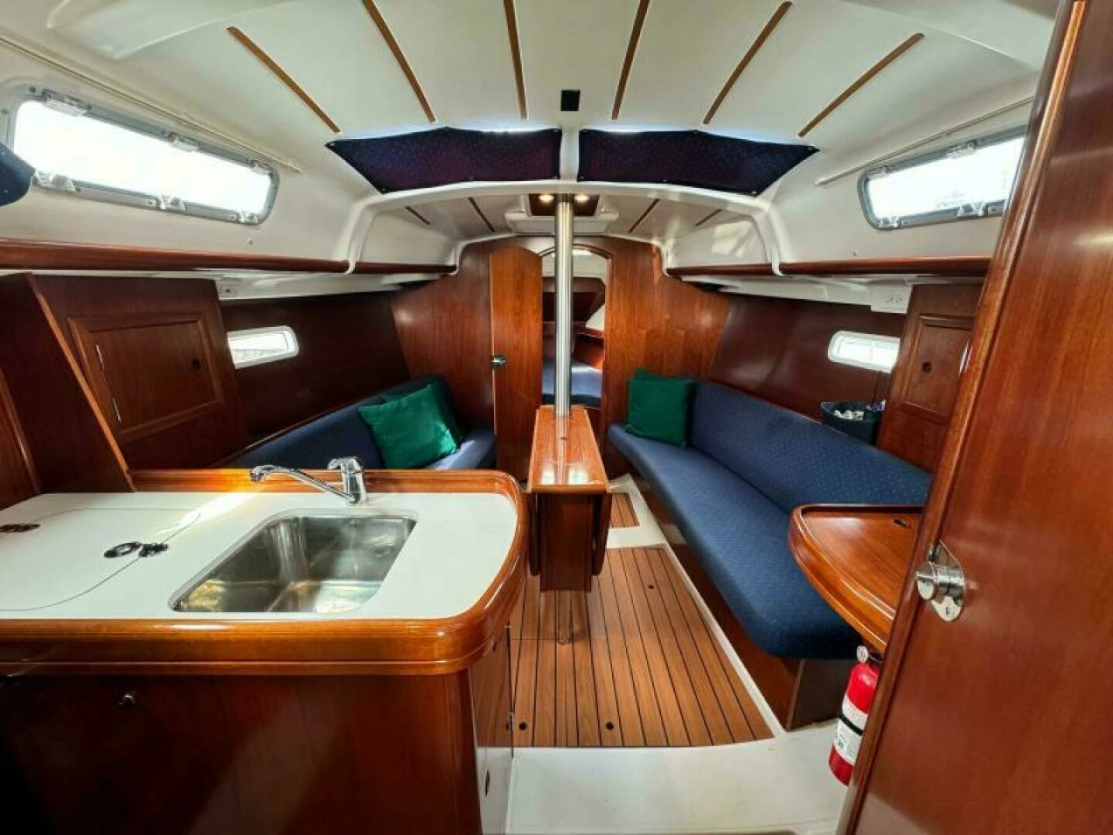 2004 Beneteau 323 32