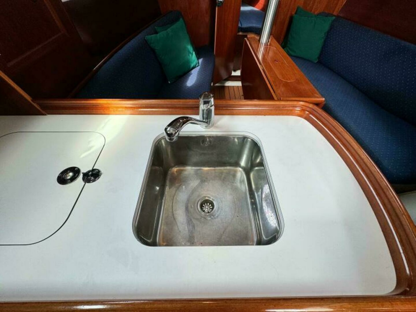 2004 Beneteau 323 32