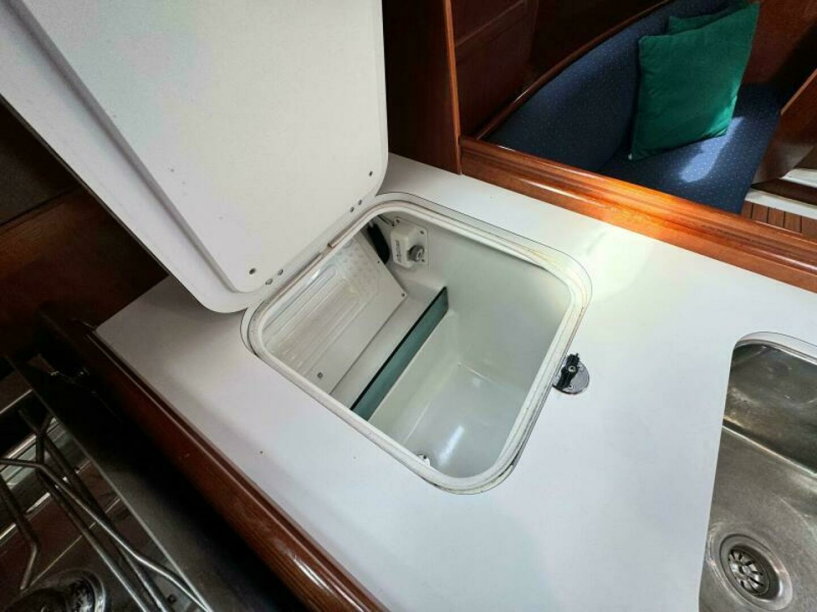 2004 Beneteau 323 32