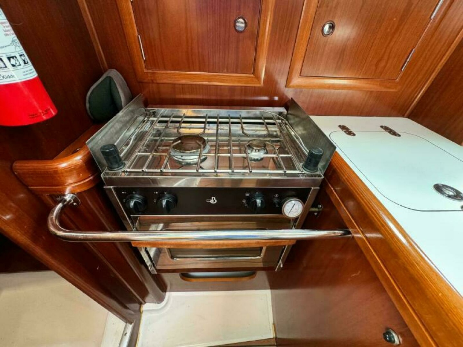 2004 Beneteau 323 32