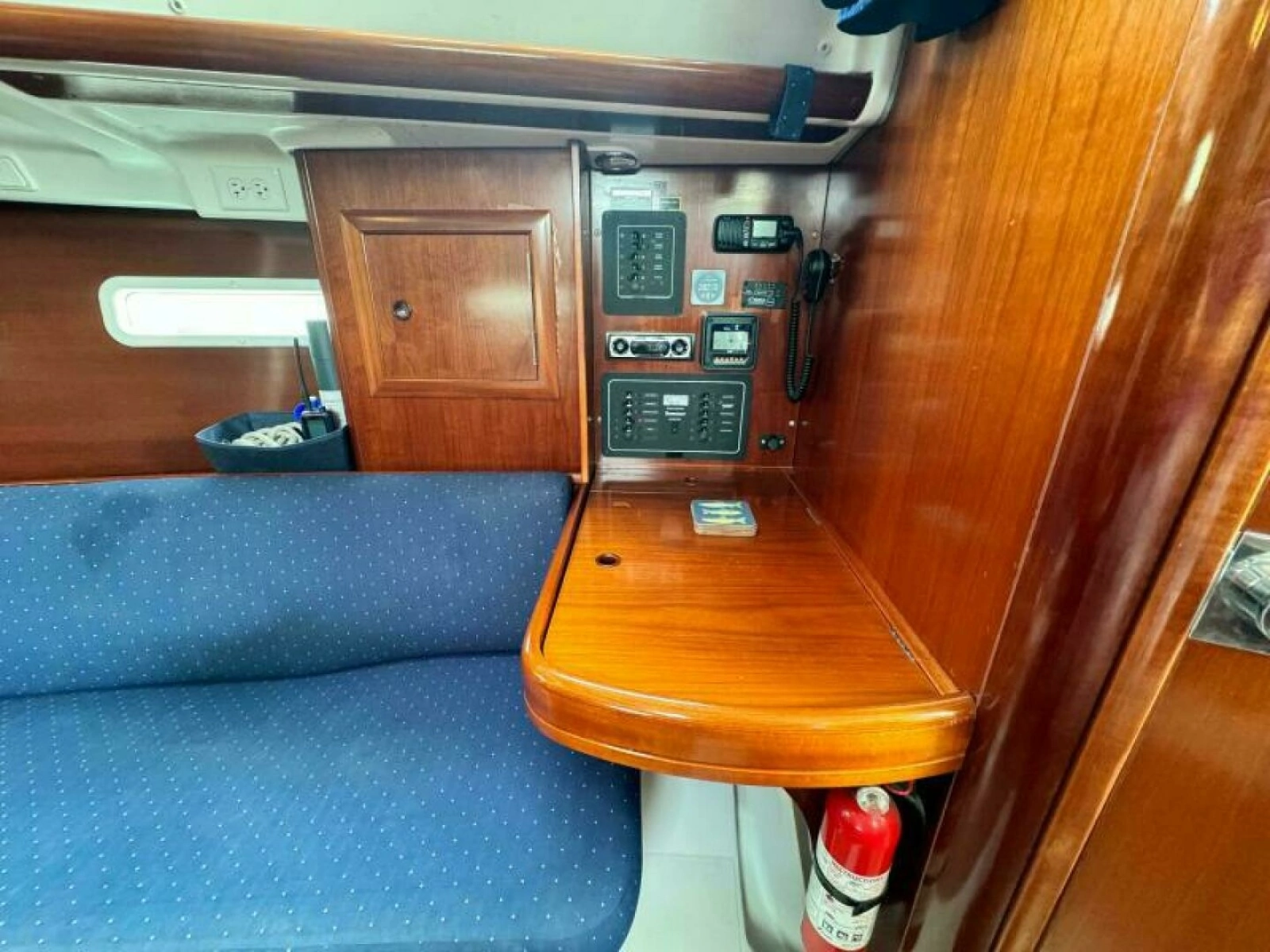2004 Beneteau 323 32