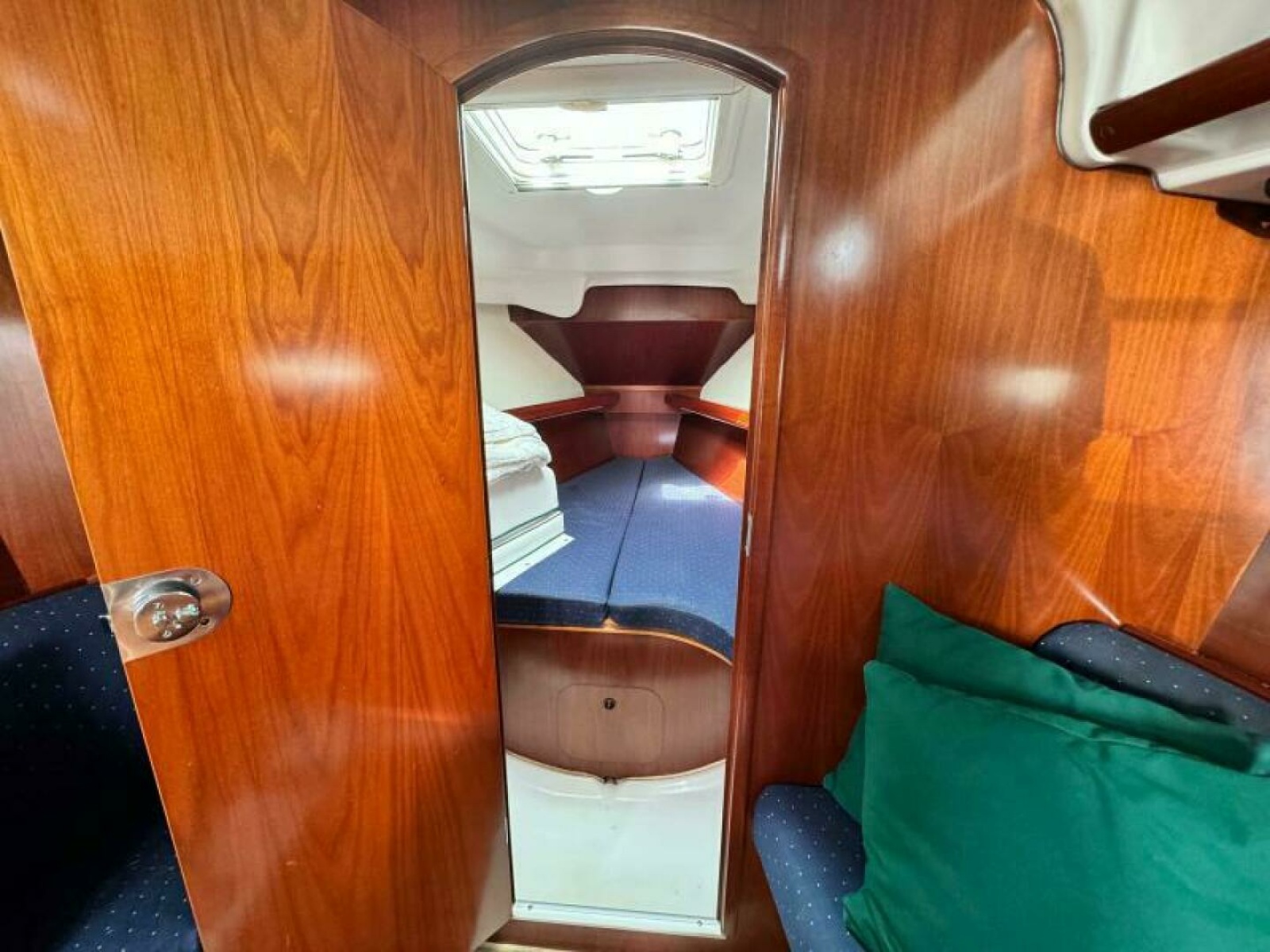 2004 Beneteau 323 32