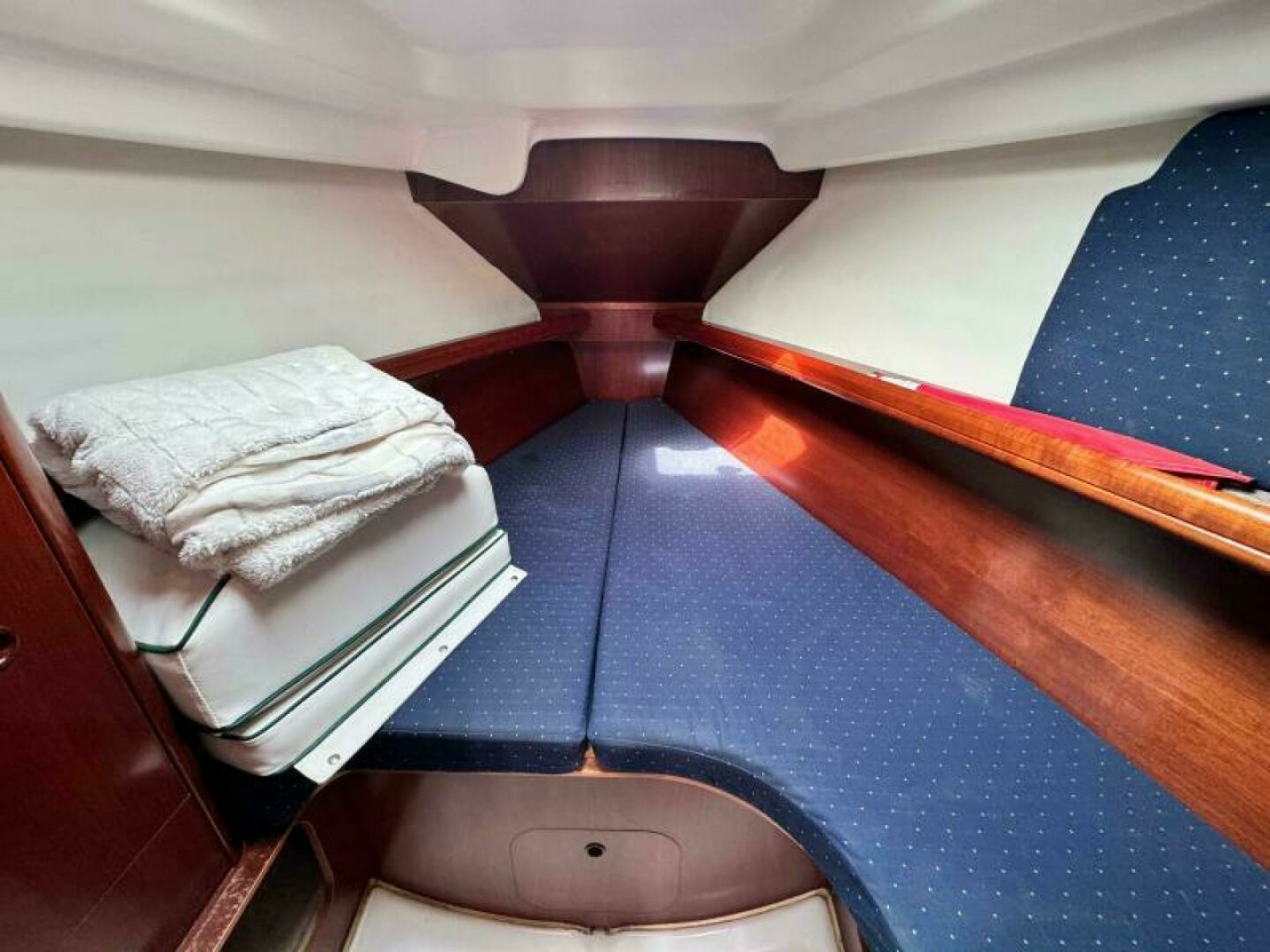 2004 Beneteau 323 32