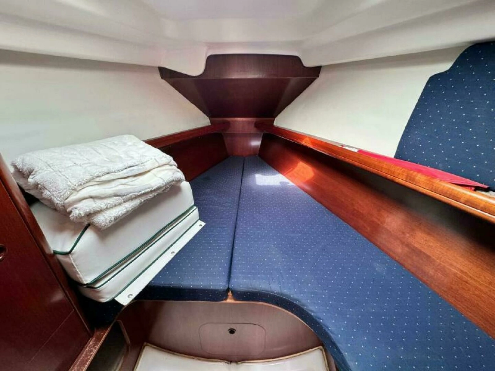 2004 Beneteau 323 32