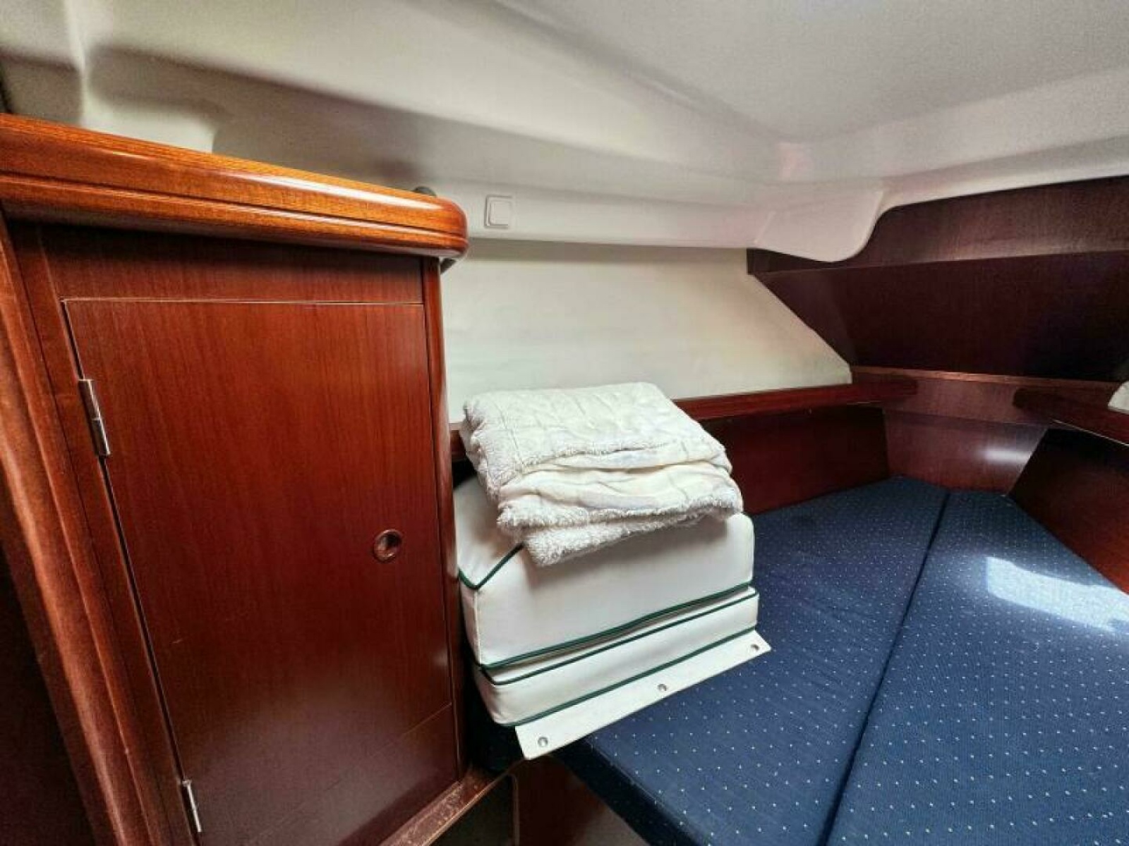 2004 Beneteau 323 32