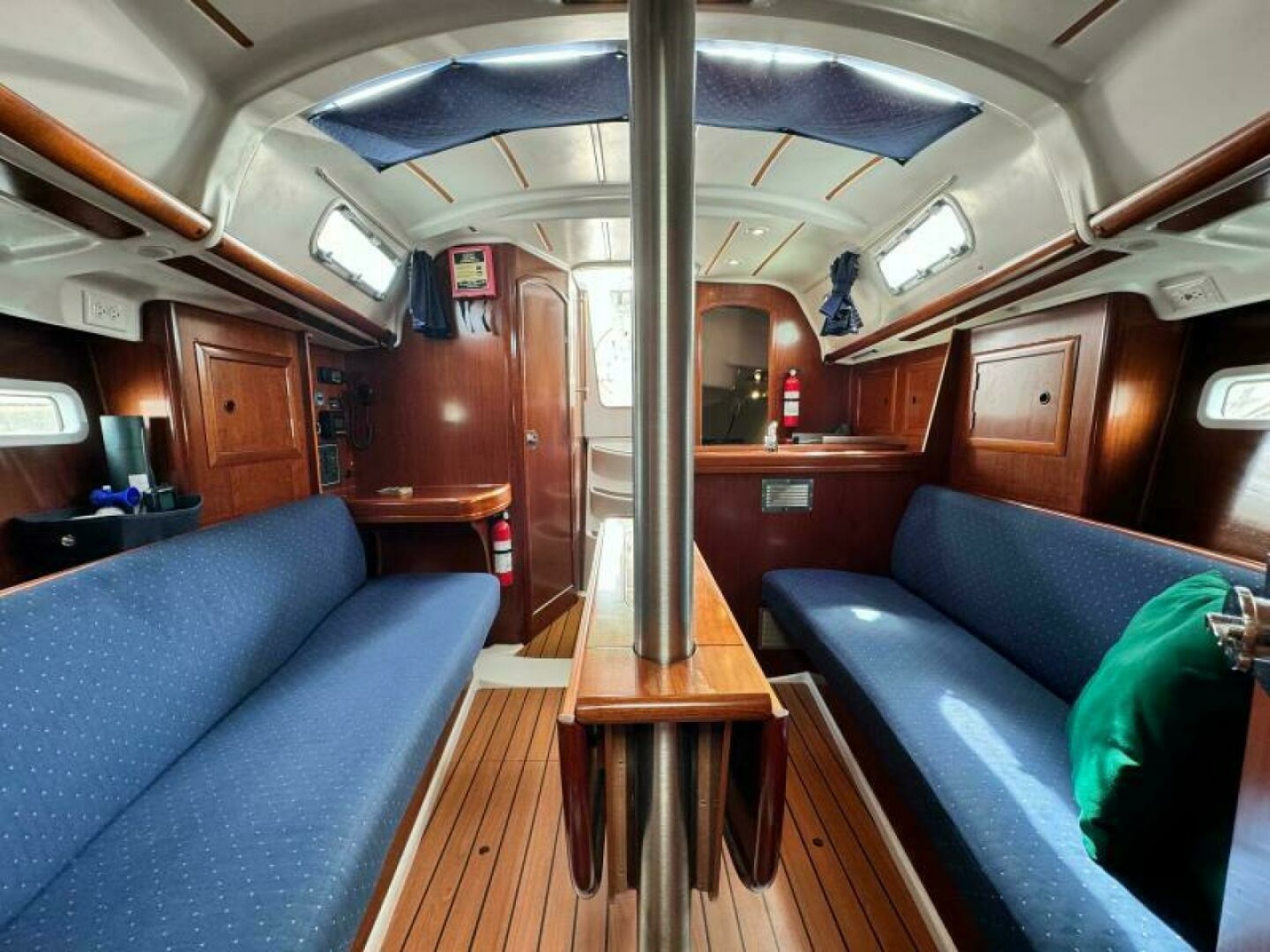 2004 Beneteau 323 32