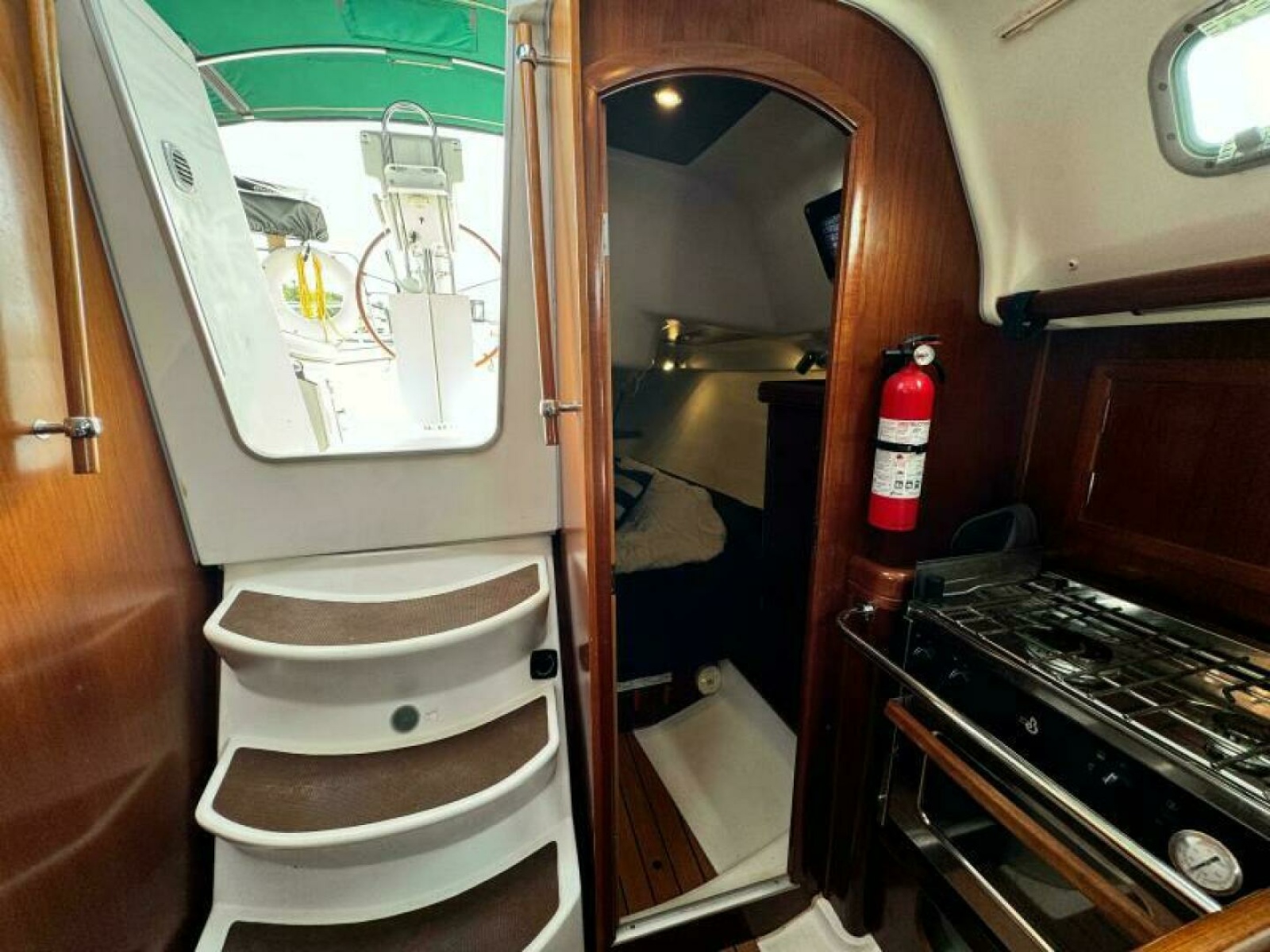 2004 Beneteau 323 32