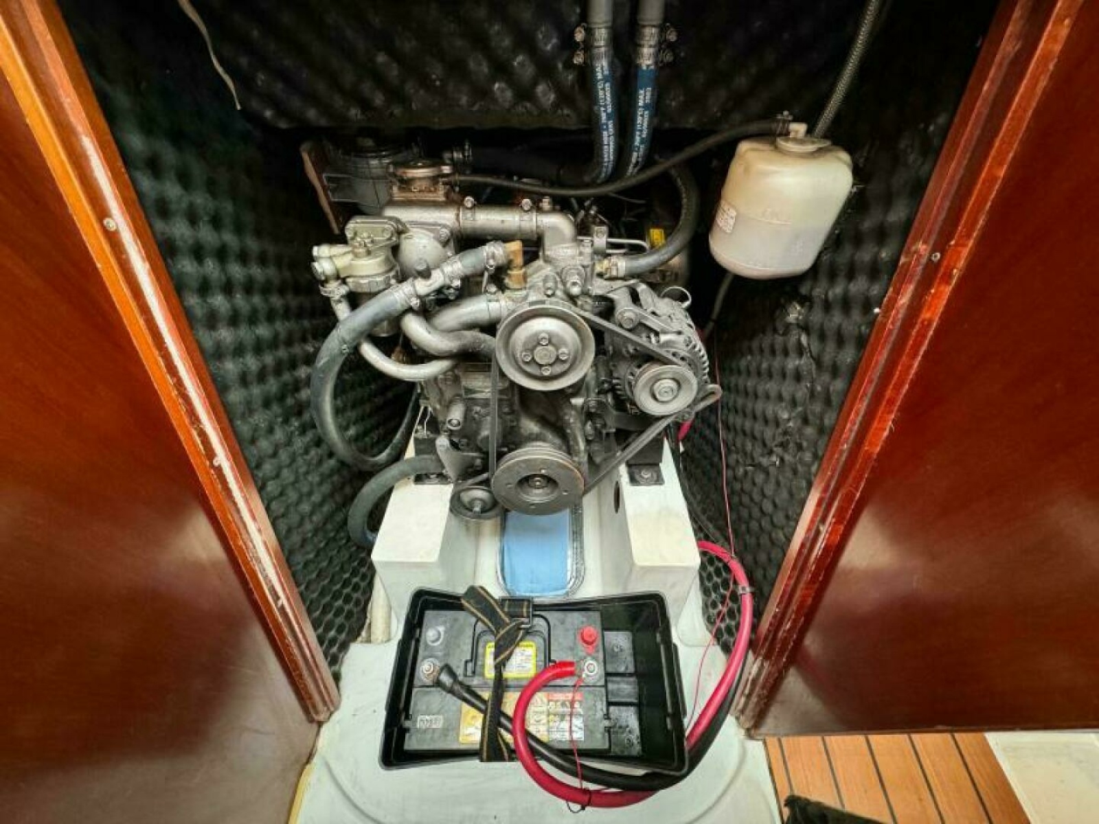 2004 Beneteau 323 32