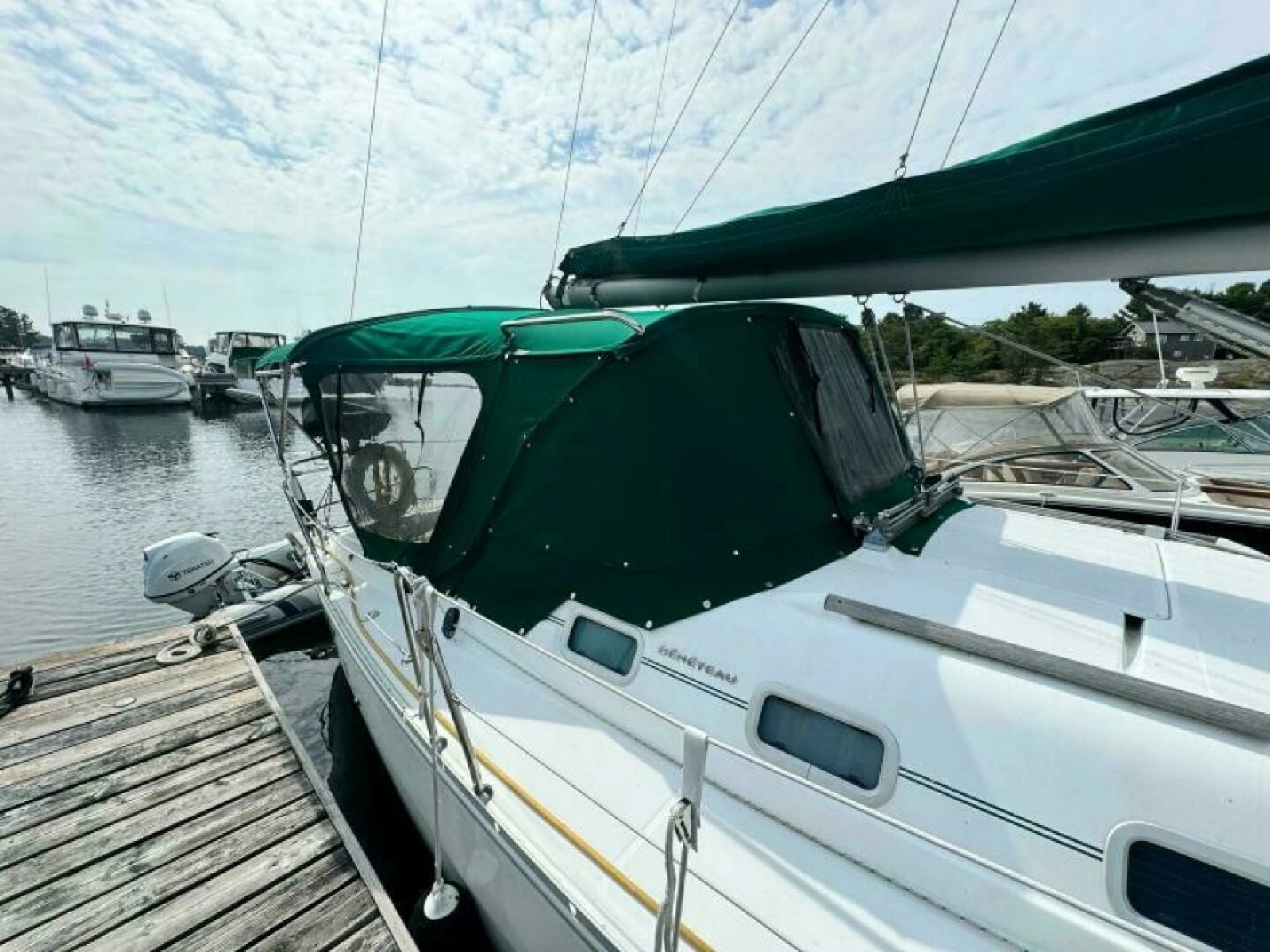 2004 Beneteau 323 32
