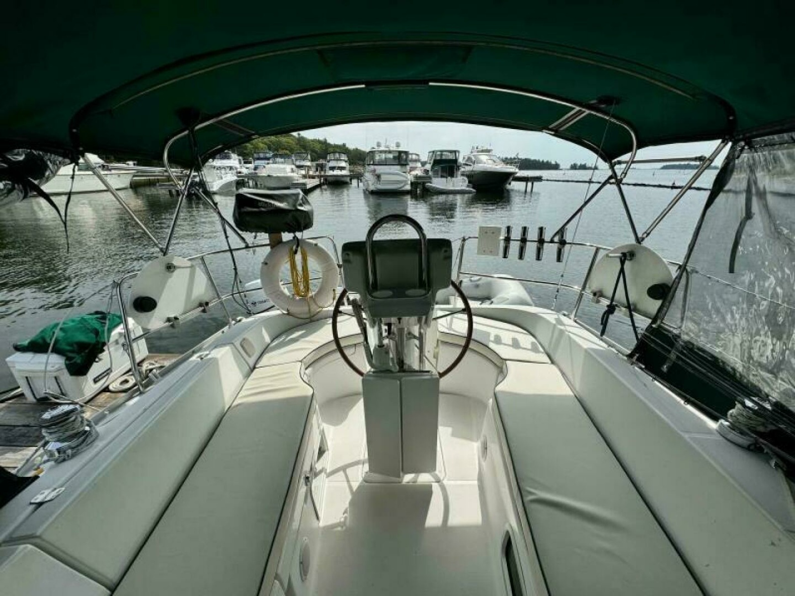 2004 Beneteau 323 32