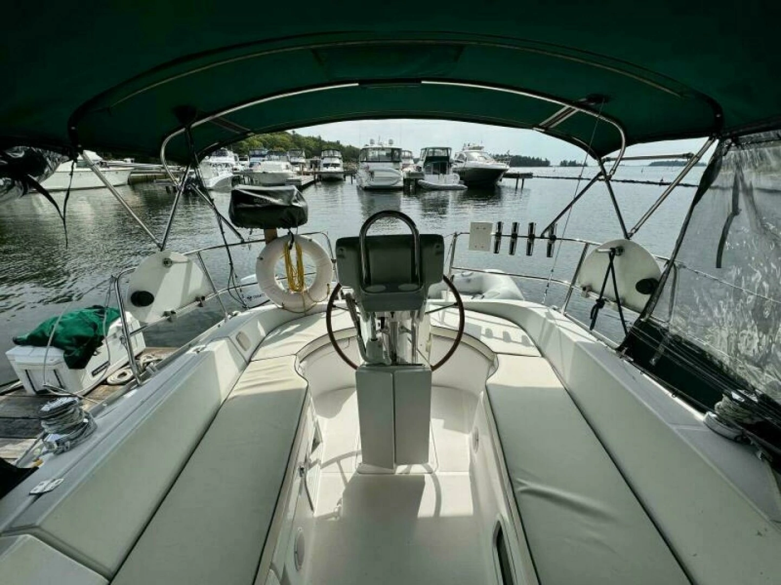 2004 Beneteau 323 32
