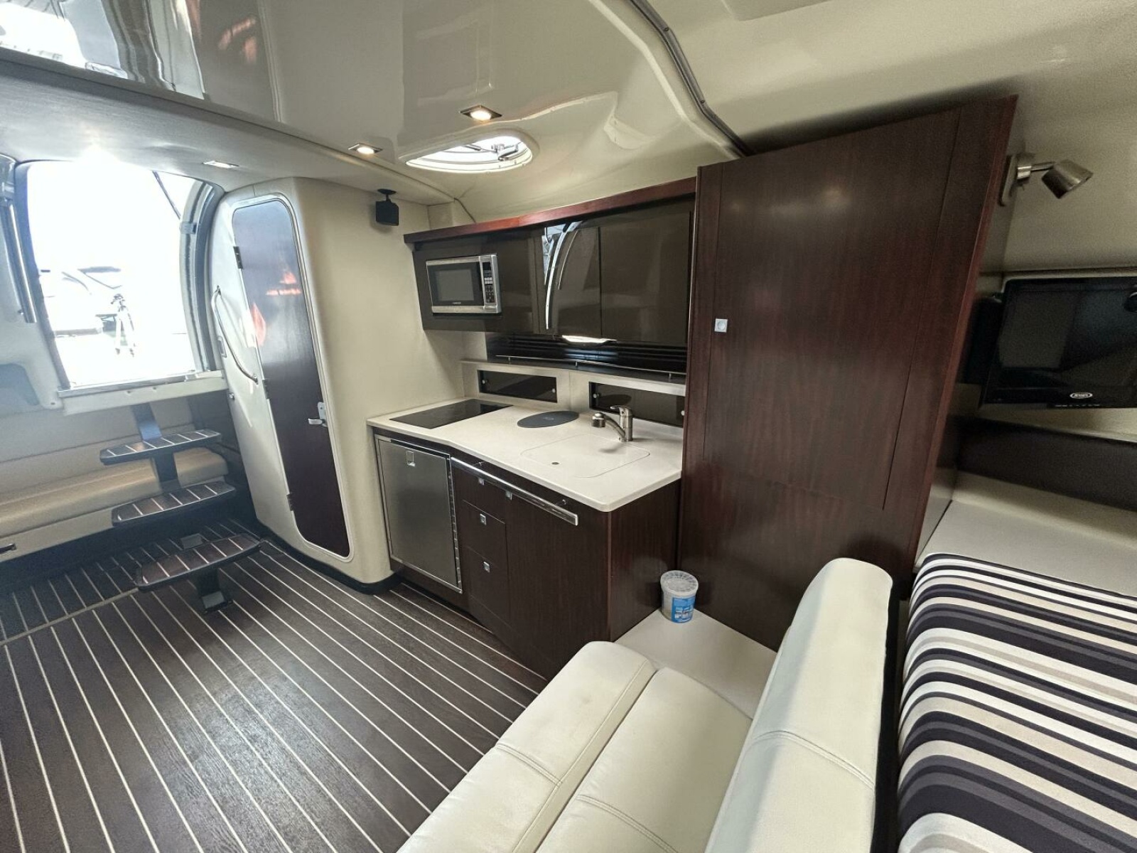2015 Monterey 355 Sport Yacht 35