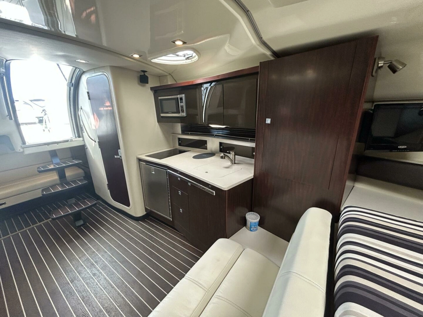 2015 Monterey 355 Sport Yacht 35