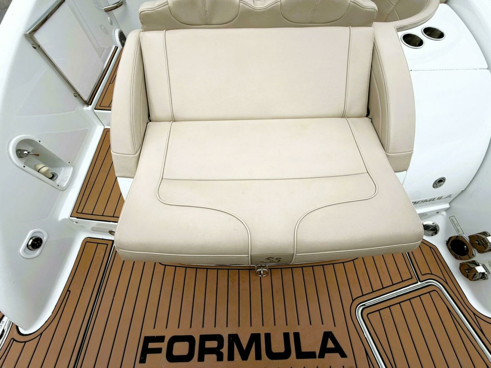 2011 Formula 310 SUN SPORT 31