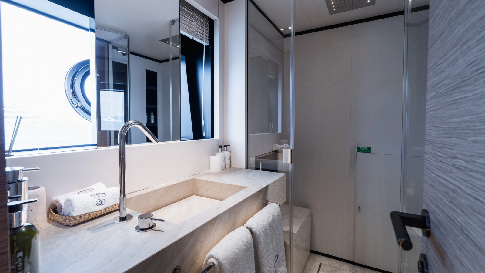 108' 2024 Custom Line Navetta 33