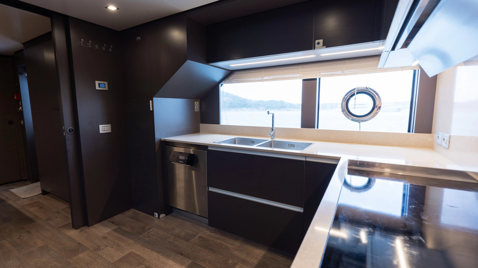 108' 2024 Custom Line Navetta 33