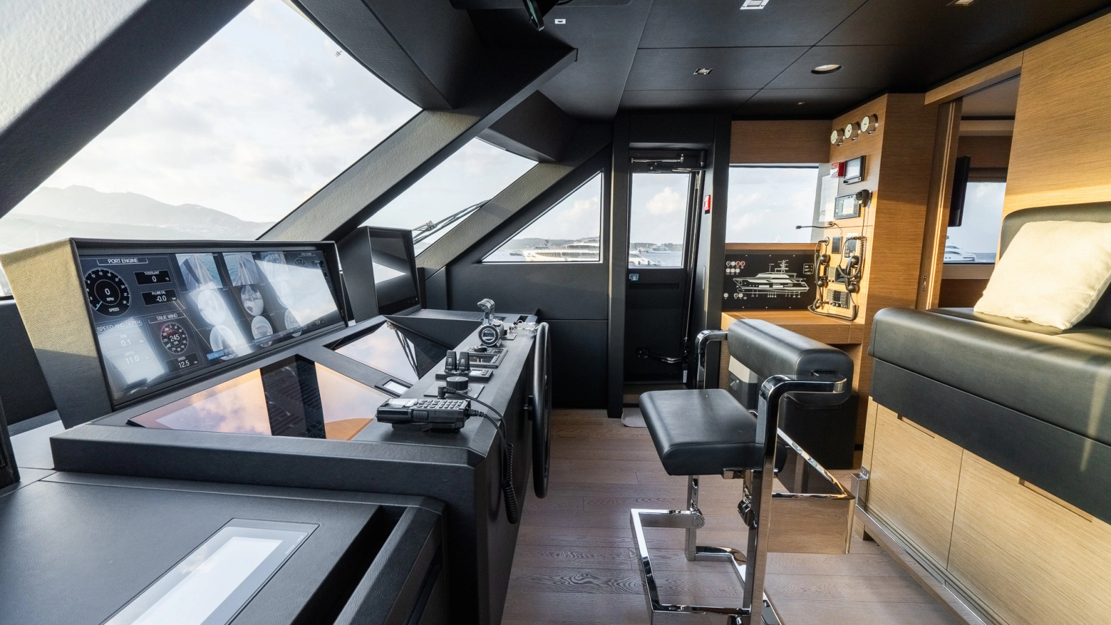 108' 2024 Custom Line Navetta 33
