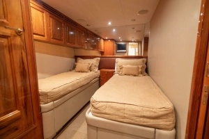2005 Hatteras 68 Convertible thumbnail 24