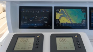 2008 54 Hatteras Convertible American Made Bridge (4)