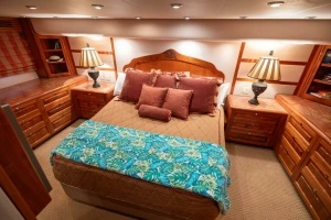 2005 Hatteras 68 Convertible thumbnail 3