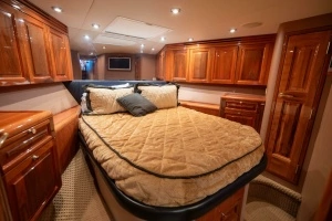 2005 Hatteras 68 Convertible thumbnail 19