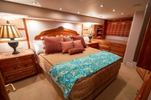 2005 Hatteras 68 Convertible thumbnail 15