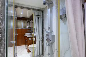 CLAYPEN 90ft Ocean Alexander Yacht For Sale
