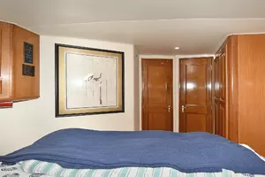 1997 Viking 47 Convertible thumbnail 26