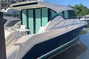 2017 Tiara Yachts thumbnail 5