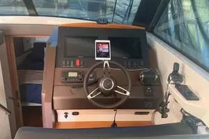 2017 Tiara Yachts thumbnail 8